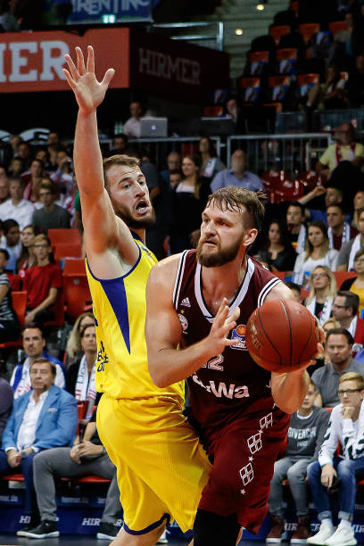 于他们的传 于他们的传